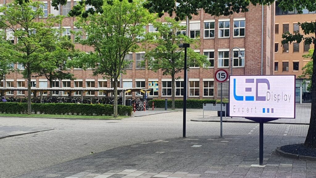 Led reclamemast RIVM on site