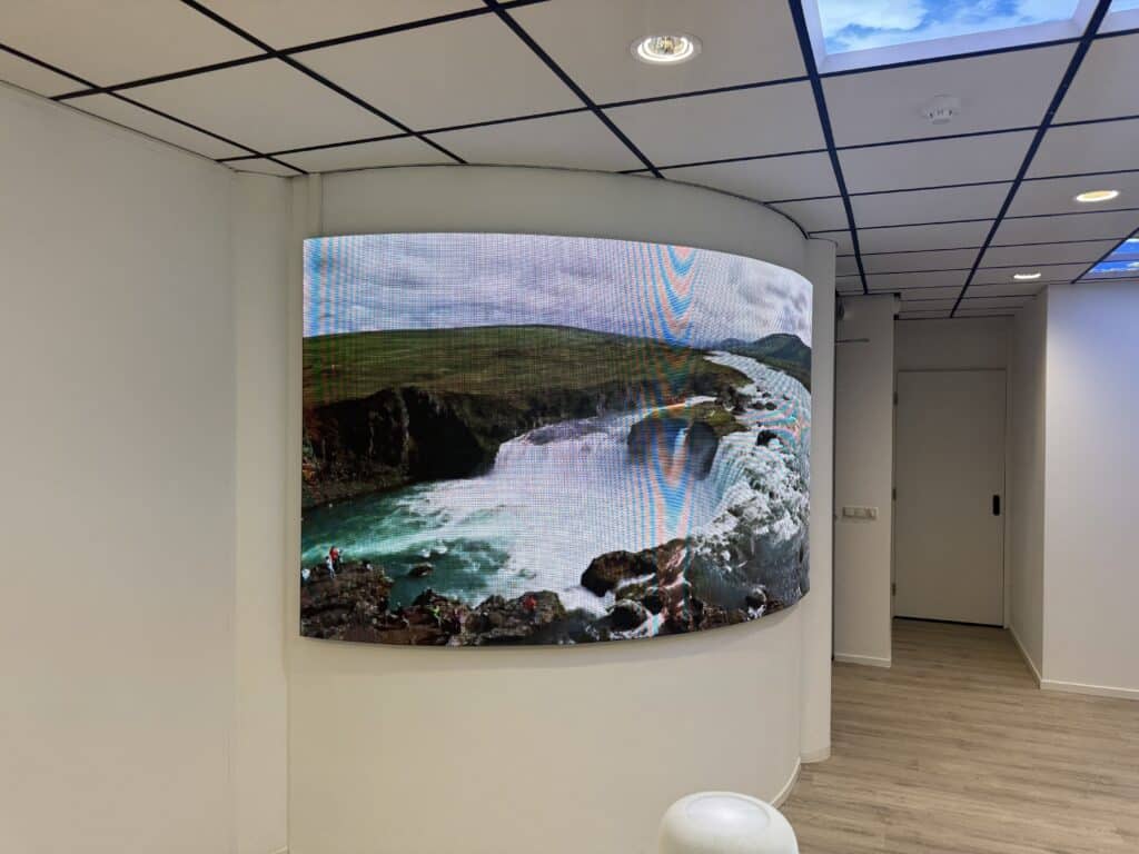 Oramax Clinics Curved LED scherm